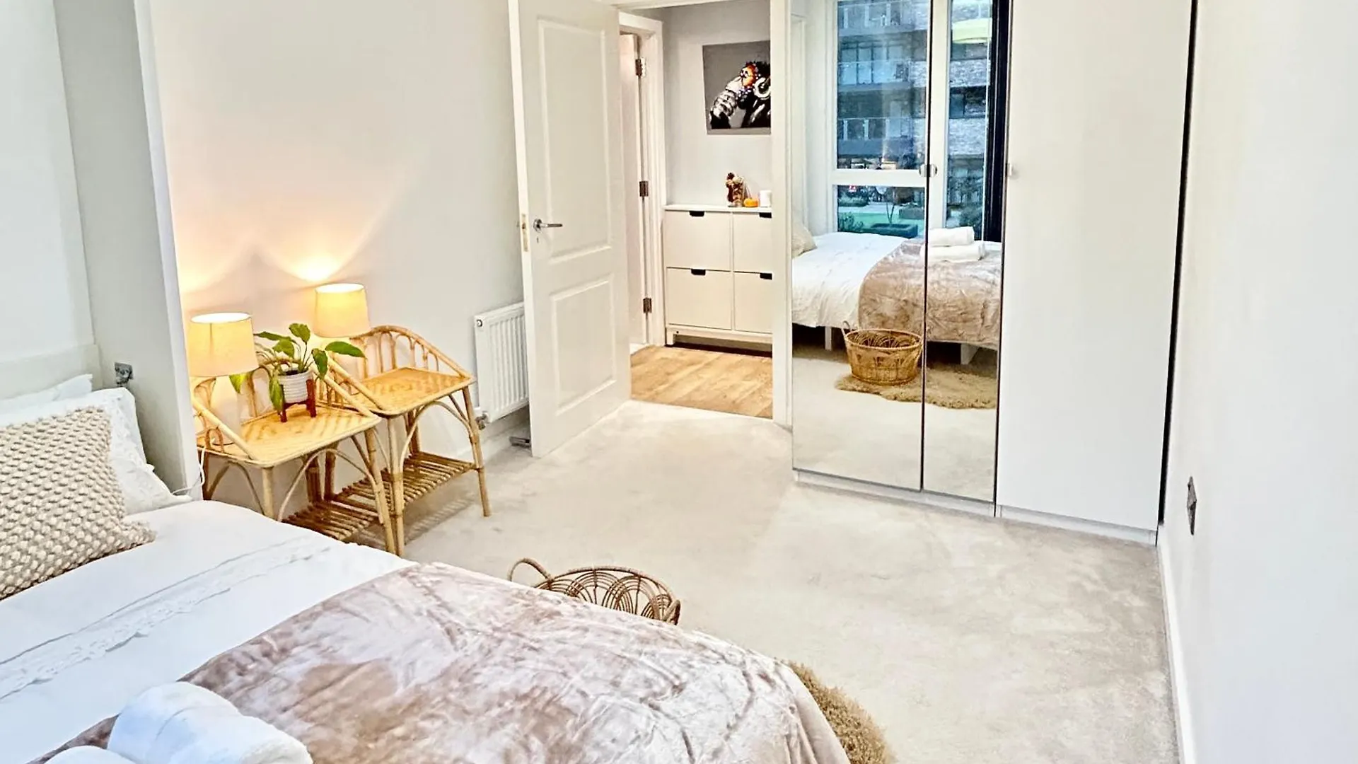 Canary Wharf, Sleeps 4, Fast Wifi, Gym, Prime Location London Apartment
