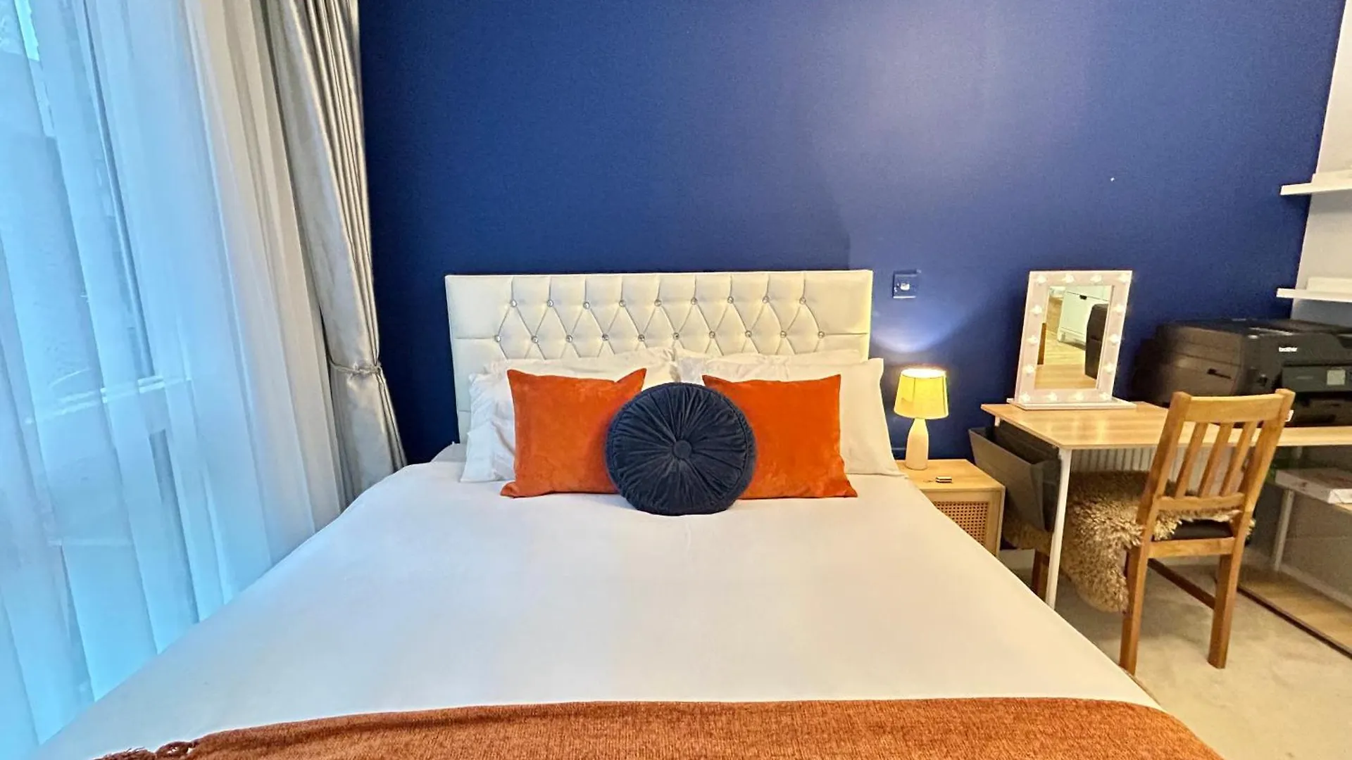 Canary Wharf, Sleeps 4, Fast Wifi, Gym, Prime Location London Apartment